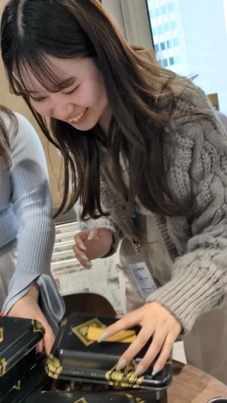 ＼新宿オフィスの日常、ちょっとだけ自慢です☺️／

人事チームのKです！
実は、私たちのオフィスと**同じビルに「名代 宇奈とと」**が入っているんです🍽️✨

そのご縁で、新商品の試作品をひと足早くいただけることも…！
仕事の合間に、ちょっと美味しい体験。

そんなラッキーな日もあるのが、G-FACの“リアルな日常”です🎵

現在マイナビでもエントリー予約受付中！
マイナビページはプロフィールリンクから👀🔍
質問はDMまで✉

当社のことが良くわかる！
G-FAC BOOKを配布中！
詳しくはハイライト「説明会」へ！

＼Shinjuku office, I'm a little bit proud of it. ☺️/

This is A from the design team!
Actually, our office is in the same building as “Meidai Unatoto”, which is run by our company. 🍽️✨

We are actually located in the same building as our office building, where you can get a prototype of our new product...! ◎◎
A little tasty experience in between work hours 🎵.

Such lucky days are part of the “real life” at G-FAC!

We are currently accepting reservations for entry through Mynavi!
Mynavi page is from my profile link 👀🔍.
If you have any questions, please contact us by DM ✉.

You can learn more about our company!
G-FAC BOOK is now available!
For more information, please go to the highlighted “Information Session”!

#26卒 #27卒 #飲食店 #求人募集 #飲食業界 #新卒採用 #就活 #面接 #企業分析 #就活情報 #自己分析 #ob訪問 #コンサル