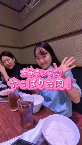 ＼東京オフィスもお肉が大好き🫶／

お昼から焼肉はとっても幸せ！💖
東京オフィス、デザインチームのAです！✨
この日は、東京オフィスの太陽🌞こと、ベトナム出身のAさんもあのお顔！
大阪オフィスだけじゃなく、東京オフィスも元気いっぱいです！

#人材紹介 #営業 #求人募集 #飲食業界 #26卒 #27卒 #海外 #懇親会 #ASEAN
