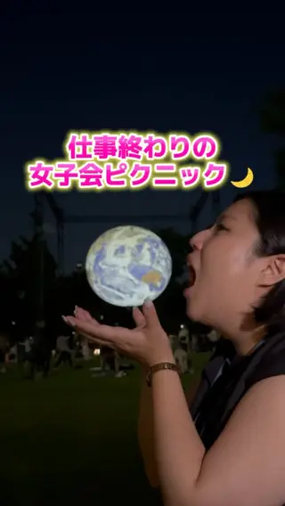 \ 仕事終わりの女子会ピクニック🌙 /
今回は、女性社員たちのリアルな仕事終わりをのぞき見👀
私たちのオフィスは【新宿センタービル】にあるのですが、
実は周辺で楽しいイベントがたくさん開催されているんです！

この日は、すぐ近くの新宿中央公園で開催されていた「TOKYO LIGHTS 2026」へ。
キッチンカーでおいしいご飯を買って、芝生の上でピクニックを楽しみました✨

その後は、少し贅沢にヒルトンのバーへ移動して2次会🍸
役職や部署に関係なく、プライベートのことまで何でも話せるこの距離感が当社の自慢です！

「働くときは働く、遊ぶときは遊ぶ！」
そんなメリハリのある環境で、あなたも一緒に働きませんか？

#27卒 #28卒 #新卒採用 #飲食業界 #就活生と繋がりたい